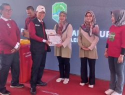 Bupati Majalengka beri Bantuan Petugas Kebersihan dan Pengerak Lingkungan pada Hari Peduli Sampah