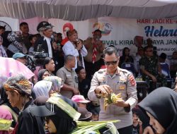 Pada Acara Helaran Seni, Kapolres Banjar Bagikan Makanan Ringan dan Minuman