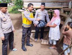 Kapolsek Dempo Selatan Berikan Bansos Kepada Masyarakat