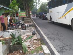 Tampak Jelas Trotoar Untuk Pejalan Kaki Di Purwakarta Di Beberapa Titik Tidak Layak