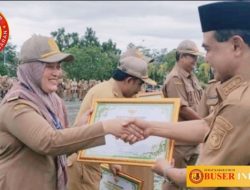 Bupati Tanbu Zairullah  Berikan Penghargaan Kepada Sejumlah SKPD Tentang Kepatuhan Publik