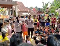 Polres Lampung Utara Bagikan Bansos dan Pendampingan Trauma Healing Bagi Anak-Anak Korban Banjir