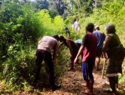 Bhabinkamtibmas Mekarsari Gotong Royong Bantu Warga Bersihkan Jalan