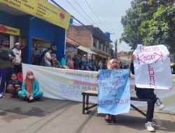 Para PKL dan Tukang Parkir Masjid Aljabar Lakukan Demonstrasi Tuntut Keadilan