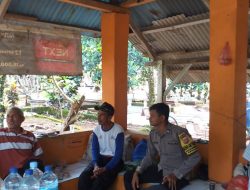 Bhabinkamtibmas Karangpanimbal Purwaharja Berikan Kenyamanan dan Keamanan Bagi Penziarah Kubur