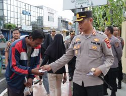 Kapolres Bersama Ketua Bhayangkari Cabang Banjar Membagikan Takjil Kepada Pengguna Jalan