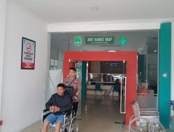 Peduli Kemanusiaan, Panit Binmas Dan Bhabinkamtibmas Polsek Cikijing Antar Warganya Berobat Ke Puskesmas