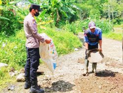 Polisi di Bantarujeg Bersama Masyarakat Kerja Bakti Perbaiki Jalan Berlubang dan Bersihkan Rumput di Jalur Jalan Desa