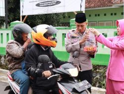 Indahnya Berbagi, Kapolsek Majalengka Kota Bersama Ketua Bhayangkari Ranting Majalengka Kota Bagikan Takjil Gratis Pada Masyarakat