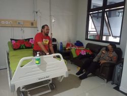 Tumbuhkan Satu Rasa Sebagai Sesama Anggota Polri, Kapolres Majalengka Jenguk Kasat Intelkam Yang Sedang Sakit