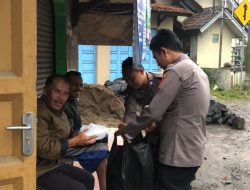 Indahnya Berbagi, Kapolsek Banjaran Bersama Anggota Bagikan Takjil Kepada Masyarakat
