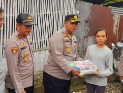 Kapolres Pagar Alam Erwin Irawan Memberikan Bansos Kepada Warga Tebat Baru