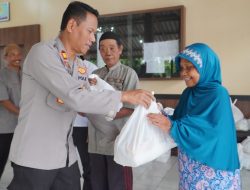Peduli Kaum Jompo dan Penurunan Angka Stunting, Kapolres bersama GMNI Kota Banjar Memberikan Bantuan