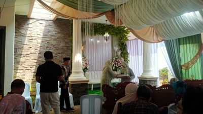 Serah terima secara simbolis pada acar akad nikah M.Novsl Agung dan Sandra 