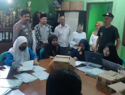 Kapolsek Cisitu Laksanakan Monitoring Kegiatan Pemutahiran SPPT Pajak Bumi dan Bangunan di Desa Situmekar 