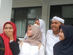 Penggemar Dedi Mulyadi Rela Menunggu Di Halaman Kantor Arsip Purwakarta