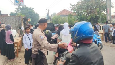 POLSEK PLERED POLRES PURWAKARTA GIAT BERBAGI TAKJIL GRATIS BERSAMA SISWA SISWI SMPN 1 PLERED