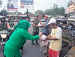 Koramil 01/Banjarnegara Bagikan Takjil Jelang Buka Puasa