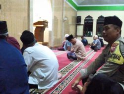 Jalin Silaturahmi Selama Ramadhan, Bhabinkamtibmas Polsek Sumedang Selatan Laksanakan Taraweh Keliling