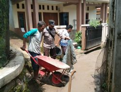 Bhabinkamtibmas Polsek Wado Gotong Royong Bersama Warga Perbaiki Jalan