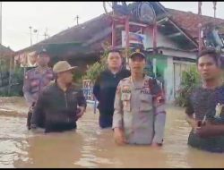 Kapolsek Losari Bersama Kades Pekauman Bahu Membahu Atasi Banjir