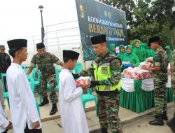 Gerudug Masjid AL Kamil, Kodim Sumedang Bagikan Takjil Jelang Buka Puasa.
