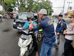 Kabag OPS, Sat Res Narkoba Serta Polsek Pagar Alam Utara Bagi Bagi Takjil