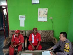 Kunjungi Petugas SPBU, Bhabinkamtibmas Polsek Ujungjaya Sampaikan Pesan Kamtibmas