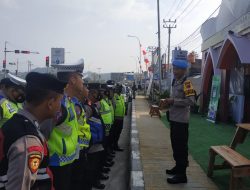Kasi Propam Polres Sumedang memimpin Apel Siaga di Pos Pelayanan Terpadu Operasi Ketupat Lodaya 2023 Sumedang Utara