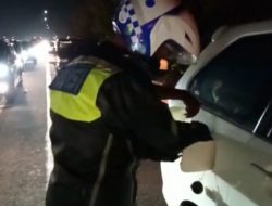 Pemudik Kehabisan Bensin di Km 158 Tol Cipali, Tim Urai Satlantas Polres Majalengka Sigap Bantu Belikan BBM