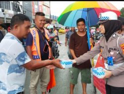 Anggota Polwan Polresta Gorontalo Membagikan Takjil Gratis Kepada Warga Masyarakat Yang Melintas Ruas Jalan Raya Kota Gorontalo