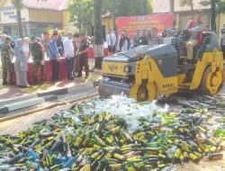 Bau Menyengat Miras Saat Dimusnahkan Oleh Jajaran Sat-Res Narkoba Polres Purwakarta
