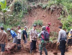 Sinergitas Polsek, Koramil Dan Warga Jatigede Bersihkan Material Longsor Di Desa Kadujaya