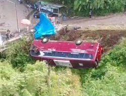 Bus Wisata Tergelincir Di Wisata Gucci Tegal Jawa tengah
