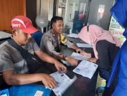 Polisi Blusukan Bhabinkamtibmas Polsek Sindangwangi Desa Ujungberung Sambangi Warga di Desa Binaanya