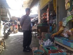 Wujudkan Keamanan, Polsek Paseh Laksanakan Patroli Jalan Kaki Dialogis Di Pasar tradisional Legok