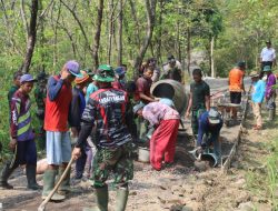 Antusias Warga Wanajaya Bantu Pengecoran Jalan Sasaran Fisik TMMD ke-116 Kodim 0610/Sumedang