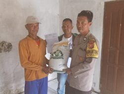 Bhabinkamtibmas Polsek Wado Monitoring Pembagian Bantuan Pangan Dari Bulog