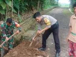 Sinegritas TNI-Polri Bersama-sama Warga Melaksanakan Pembersihan Drainase 