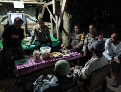 Sambangi Pos Kamling, Kapolsek Sukahaji Berikan Bantuan Senter dan Kentongan Serta Ajak Warga Jaga Kamtibmas
