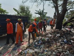 UPT Pengelolaan Persampahan Wilayah I DLH Kab Bekasi Bersihkan Tumpukan Sampah Di Jalan Raya Pulo Desa Babelan Kota