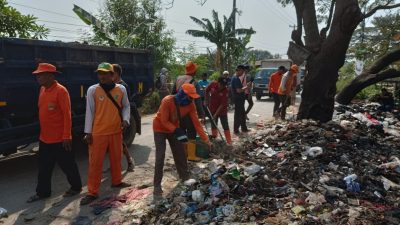 UPT Pengelolaan Persampahan Wilayah I DLH Kab Bekasi Bersihkan Tumpukan Sampah Di Jalan Raya Pulo Desa Babelan Kota