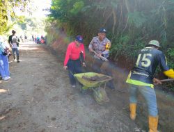 Bhabinkamtibmas Polsek Tanjungkerta Bersama Warga Lakukan Gerakan Pembersihan Bumi Perkemahan Samlengoh