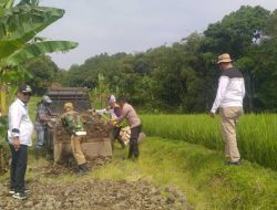 Bhabinkamtibmas Polsek Jatinunggal Jalin Silaturahmi Kamtibmas Dengan Dengan Warga Desa Sarimekar