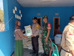 Polsek Tanjungkerta Monitoring Penyaluran Beras Bantuan Bagi Warga Desa Awilega