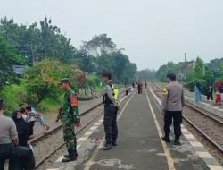 Bhabinkamtibmas Polsek Plered Polres Purwakarta Bersama Babinsa Koramil 1902 Pantau Libur Lebaran Di Seputaran Stasiun KAI Plered