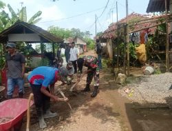 Babinsa Desa Cibogogirang Koramil 1902 Plered Pantau Perbaikan Jalan