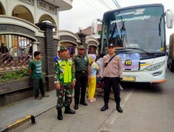Sinergitas TNI-Polri Di Cikijing Dalam Pengamanan Pemberangkatan Calon Jama’ah Haji Kecamatan Cikijing.
