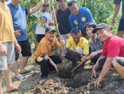 Pemdes Kedung Pengawas Bersama Warga RT.27 Peduli Lingkungan Dan Penanaman Pohon 