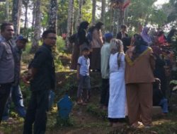 Turut Belasungkawa, Bhabinkamtibmas Polsek Tanjungkerta Mengantarkan Jenazah Warga Ke Tempat Pemakaman Umum.